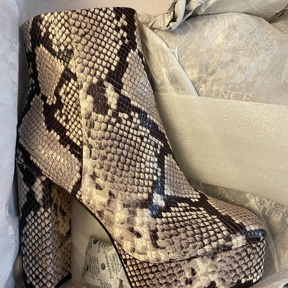 Vince Camuto Leslieon Squaretoe Platform Boot